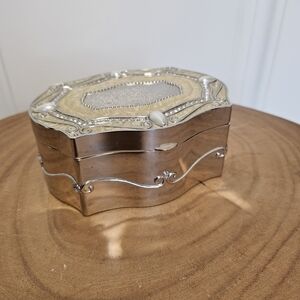 💚 Elegant Silver and Cream Jewelry Organizer